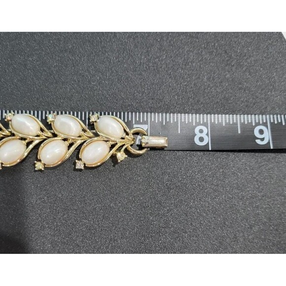 Vintage Lisner Pearl Like Thermoset Bracelet with Faux Pearl Earrings - Picture 9 of 9